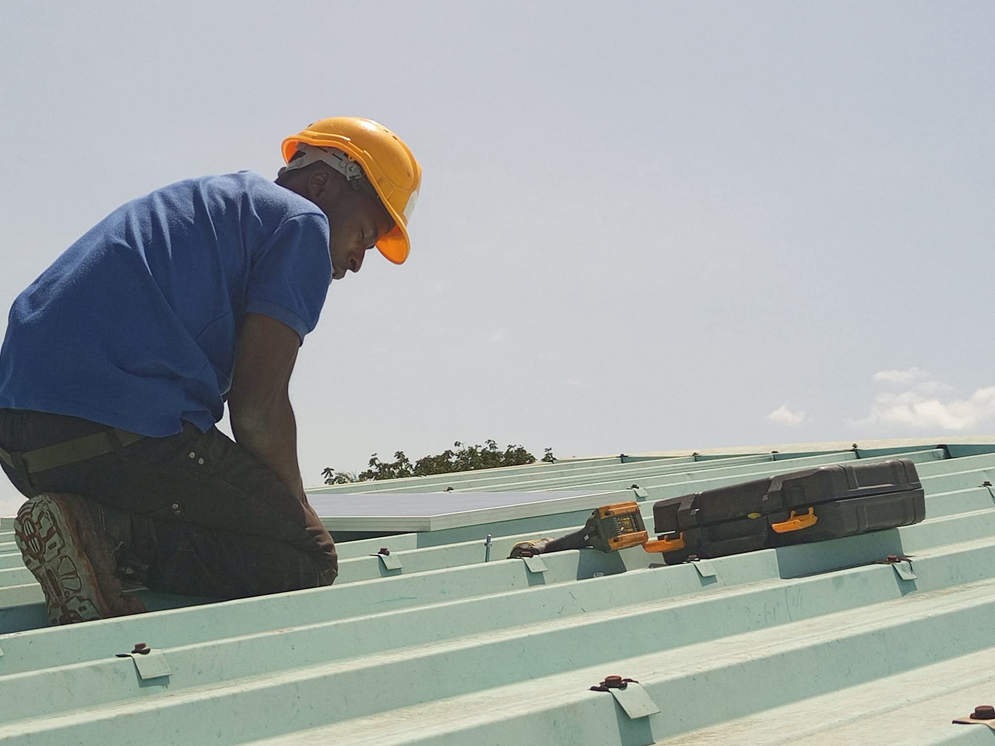 Vérification et raccordement des panneaux solaires