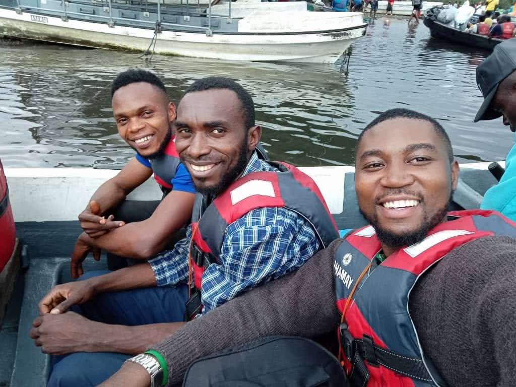 Déplacement en pirogue pour installation en zone enclavée