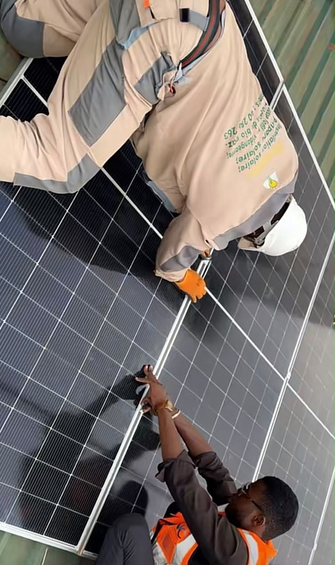 Installateurs solaires EDSOLAR sur un toit à Yaoundé